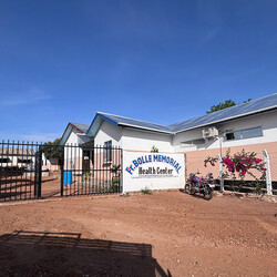 Ingang van het Fr. Bolle Memorial Health Center Mwanzugi (2024)