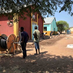 Nieuwe voedingskabels trekken naar de verschillende gebouwen op school