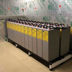 24 batterijen van 2 volt, samen goed voor een 48 volt systeem van 2600Ah