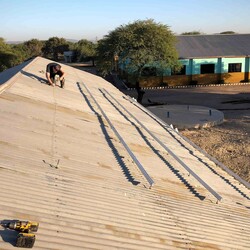 Monteren van de profielen voor de zonnepanelen