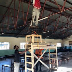 Bekabelen van de nieuwe LED-verlichting in de refter/ polyvalente ruimte