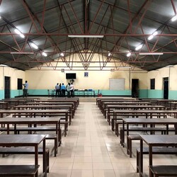 Nieuwe energiezuinige LED-binnenverlichting aan de refter/polyvalente ruimte