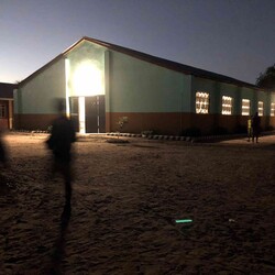 Nieuwe energiezuinige LED-buitenverlichting aan de refter/ polyvalente ruimte