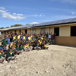 40 zonnepanelen op het dak van de lagere school