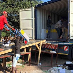 De zware batterijen van 240kg/st worden uit de container gereden