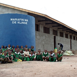 Op elke hoek van het schoolgebouw werden watertanks gebouwd.  2008 
